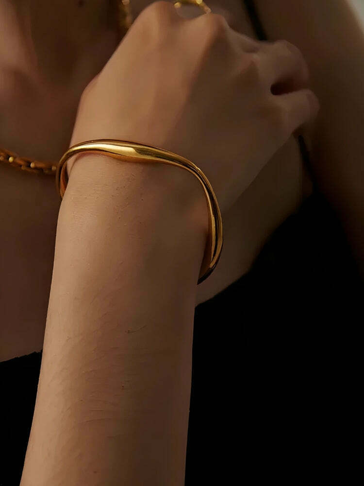 Trendy Gold Bangle Bracelet for Y2K Fashion Lovers - Stylish Accessory for Any Outfit