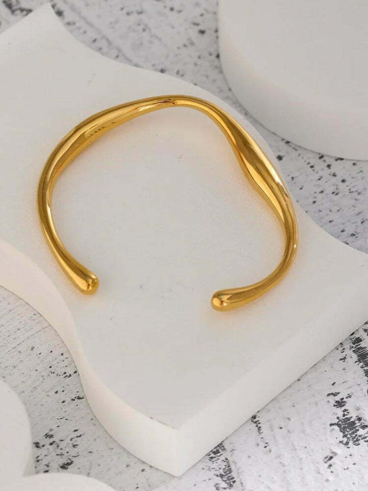 Trendy Gold Bangle Bracelet for Y2K Fashion Lovers - Stylish Accessory for Any Outfit