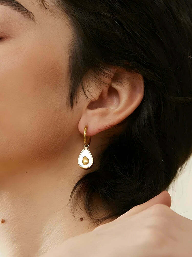 Trendy Gold Hoop Earrings for Y2K Fashion Lovers - Stylish Accessory for Any Outfit